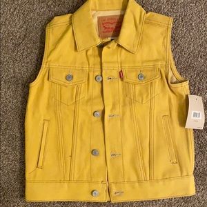 NWT Levi’s Kids goldenrod denim button vest!
